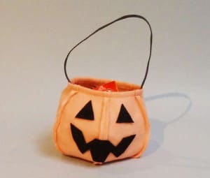 Easy-Last-Minute-Trick-or-Treat-Candy-Bag-with-Pat-300x255-1