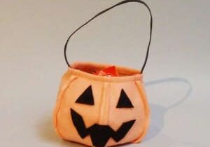 Easy-Last-Minute-Trick-or-Treat-Candy-Bag-with-Pat-300x255-1